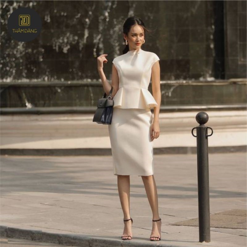 Phối chân váy ôm dài qua gối với áo peplum