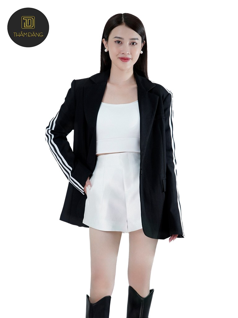 Áo blazer cùng quần short trắng mang lại sự thanh lịch, duyên dáng